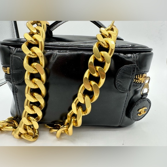 CHANEL Black Patent Leather Vanity Pouch with chain - Picture 6 of 8